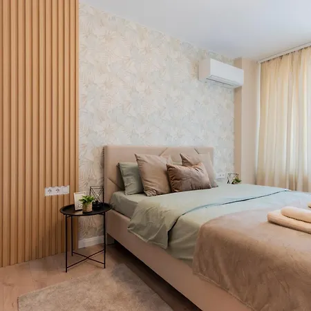 Three Hills Premium Near Center דירה