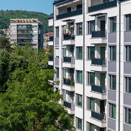 Three Hills Premium Near Center *